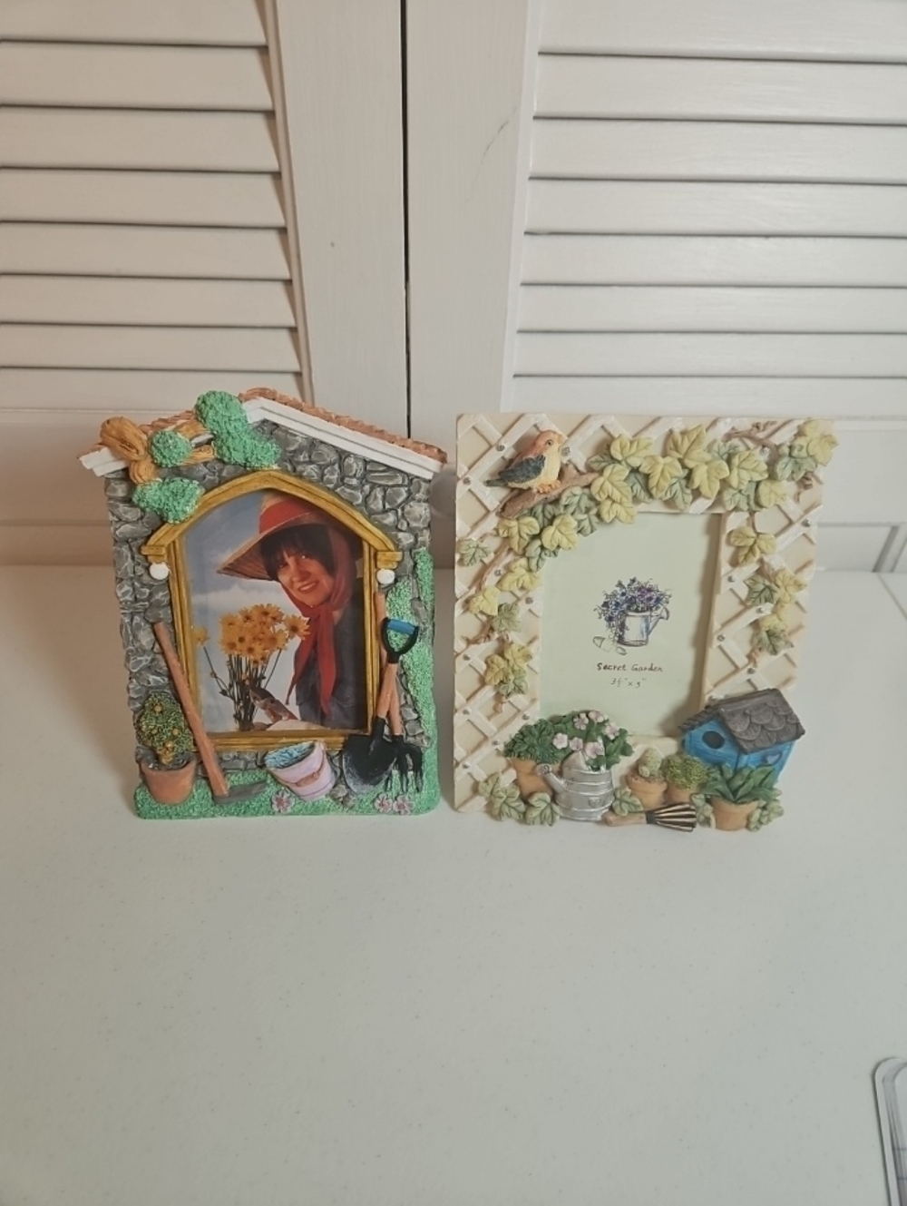 2 Gardening Themed Picture Frames Fits 3.5x5” Photo Flower Pots Garden Tools 3D